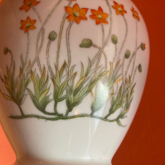 Vintage Takahashi Vase. 6 inches in height - Picture 3 of 3